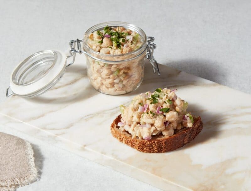 Vis vrije tonijnsalade in een potje en op brood.