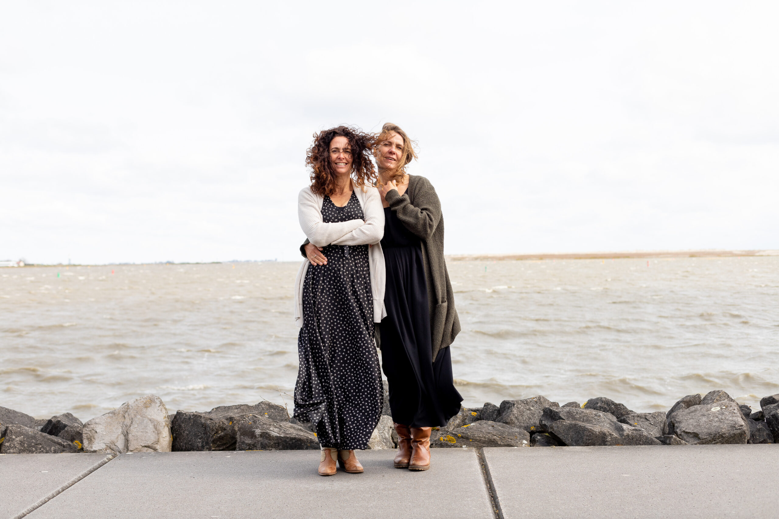 De founders van bbb healthboutique, Inge en Esther poseren bij het water. 