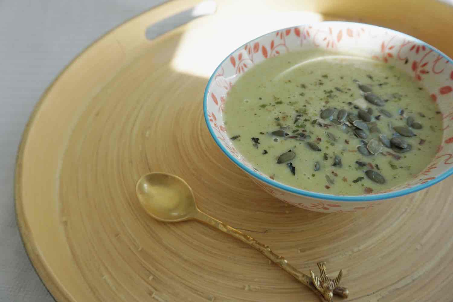 Romige broccolisoep met amandelmelk en pompoenpitten.