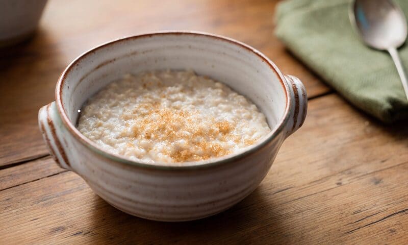 Oatmealporridge in a bowl on a table.