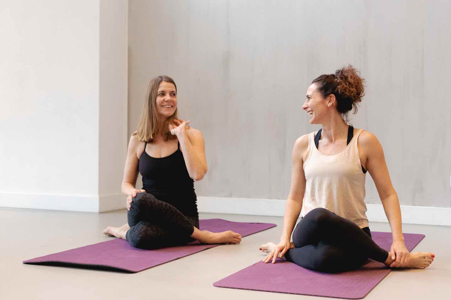 bbb founders Esther en Inge volgen samen een yoga les bij bbb health boutique.
