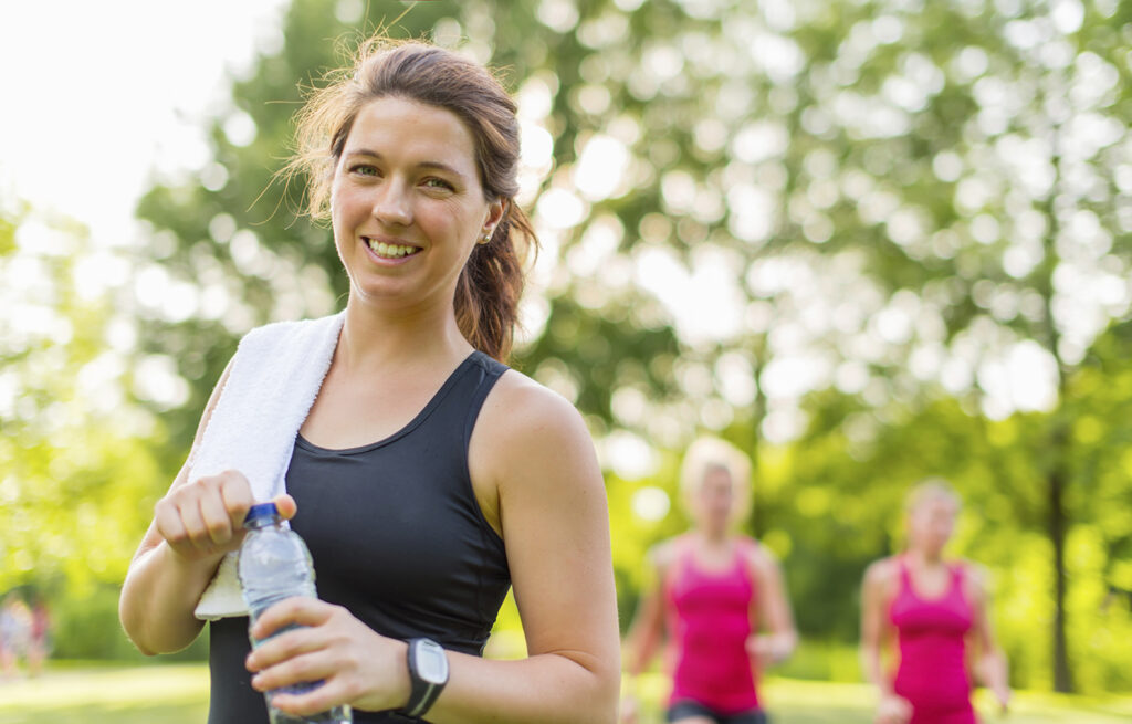 Een vrouw heeft net gesport bij bbb health boutique Amsterdam Jordaan en loopt door het Vondelpark naar huis.