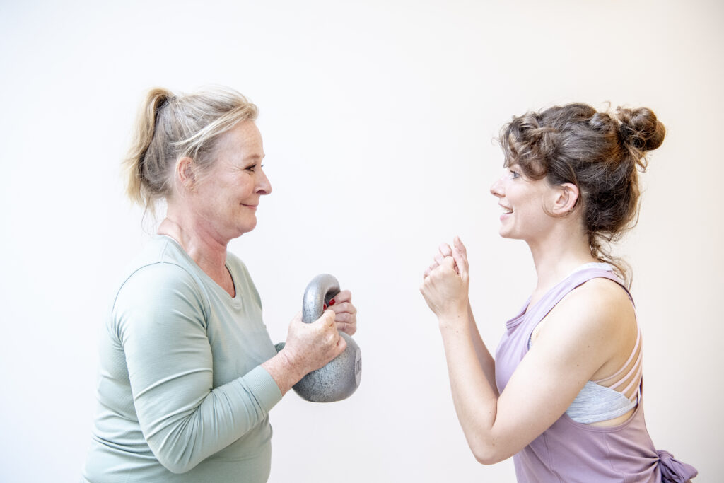 Een vrouw in de overgang is een kracht workout aan het doen bij bbb health boutique Amsterdam.