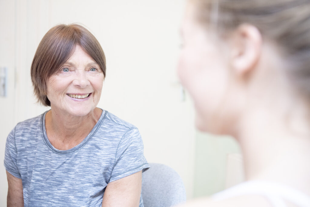 Een vrouw in de menopauze heeft een coachinggesprek bij bbb health boutique Amsterdam, een holistische sportschool voor vrouwen.