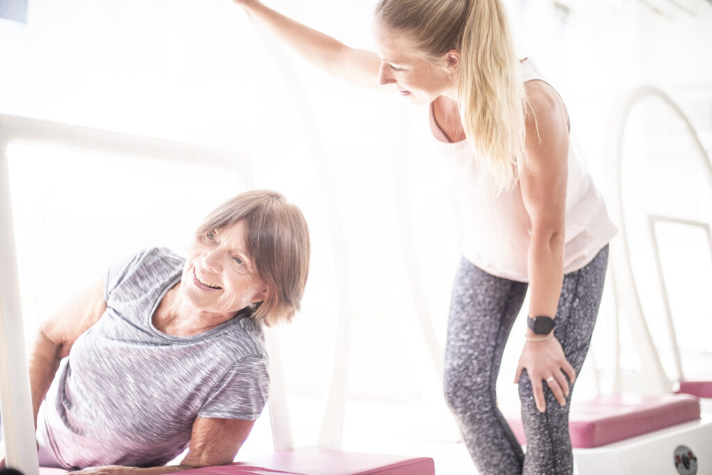 Een vrouw in de menopauze is aan het sporten in een hot cabin bij bbb health boutique Amsterdam, een holistische sportschool voor vrouwen.