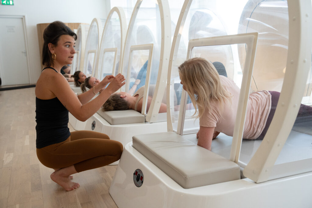 Een vrouw volgt een proefles in een warmtecabine bij bbb Amsterdam Jordaan, een holistische sportschool voor vrouwen.