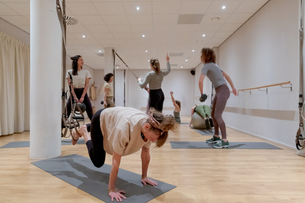 Met small group training ervaar je zowel de voordelen van een personal trainer als de inspiratie en motivatie van sporten in een groep.