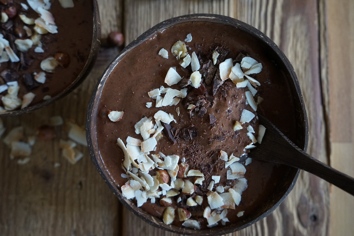 Delicious and healthy creamy chocolate smoothiebowl