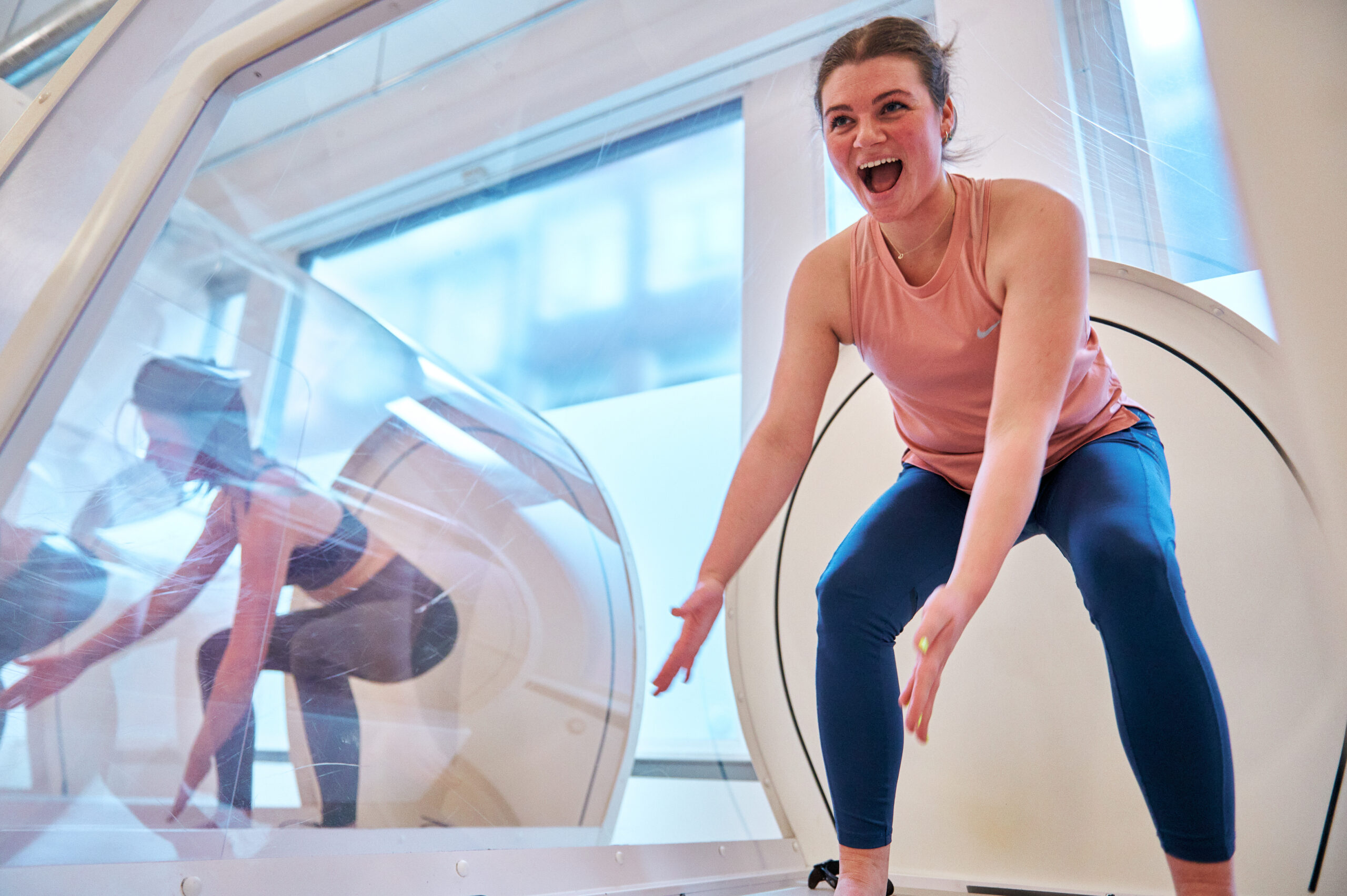 Groep vrouwen sporten samen in de warmte cabine bij bbb health boutique. 