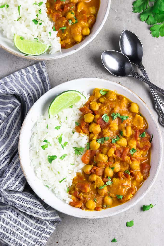 Heerlijke plantaardige curry met rijst die mooi is opgediend. 