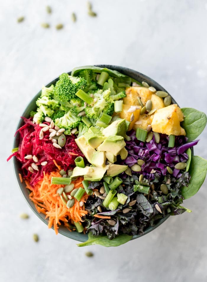 Salade met verschillende kleuren groenten bij bbb health boutique.